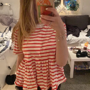 Randig tröja  - Super super söt tröja ifrån zara! Använder inte längre men i bra skick!!❣️❣️❣️