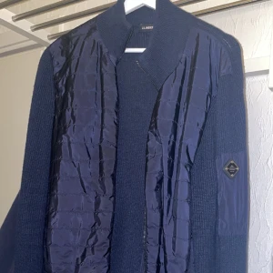 J Lindeberg hybridjacka - Perfekt jacka till vår och höst! Sparsamt använd. Nypris: 3000kr