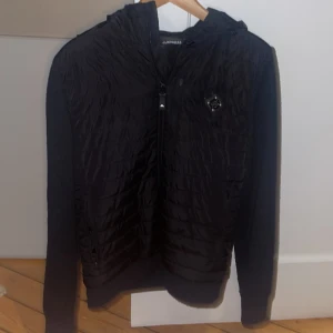 J Lindeberg cardigan - Säljer min näst intill oanvända j lindeberg cardigan. Nypris 3500 Inga defekter 10/10 skick. Givetvis är den äkta 