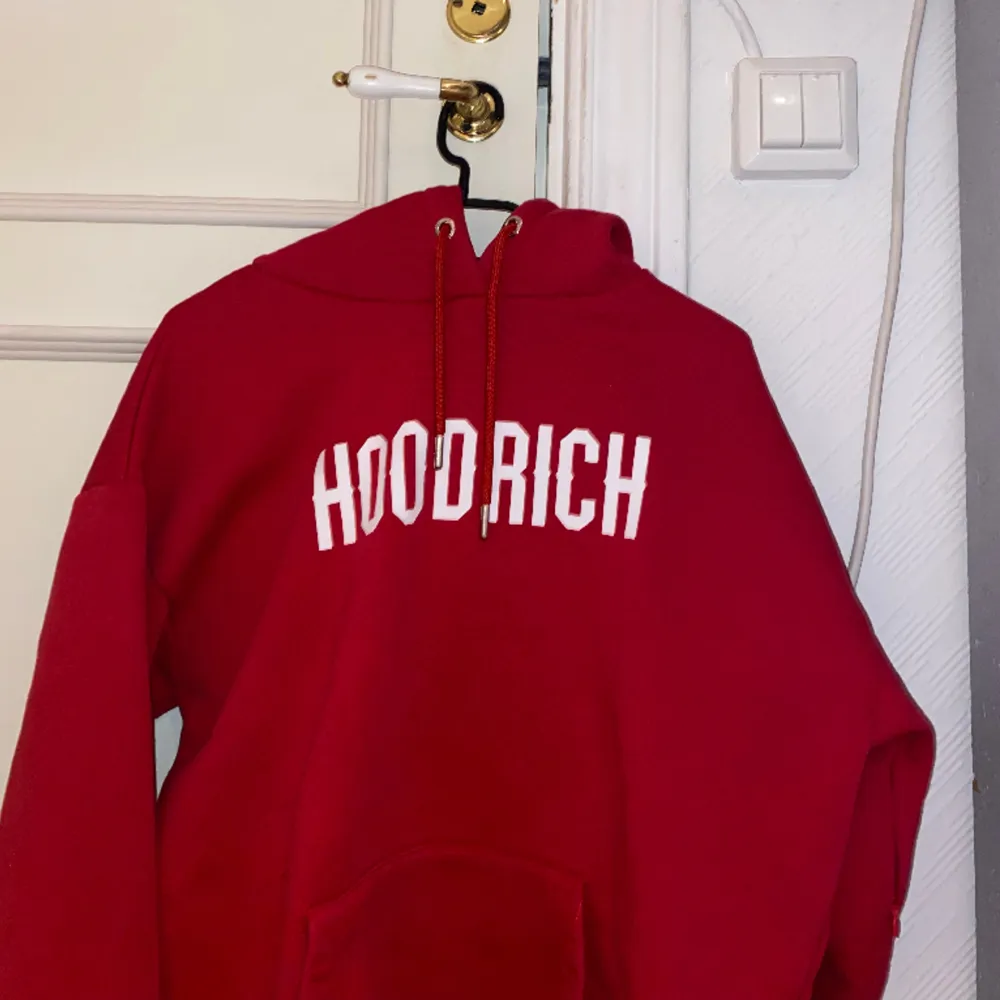 säljer denna superfina hoodrich hoodie pga att den aldrig används. använd ca 1-2 ggr så den är som ny. nypris är 700kr. . Hoodies.