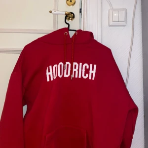 hoodrich - säljer denna superfina hoodrich hoodie pga att den aldrig används. använd ca 1-2 ggr så den är som ny. nypris är 700kr. 