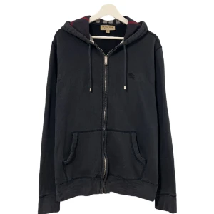 Burberry Zip Hoodie - Burberry Clarebdon Zip Hoodie  Skick: 8/10 - bra skick med minimalt slitage Färg: mörkblå/navy  Givetvis äkta, köpt i England men finns tyvärr inget kvitto