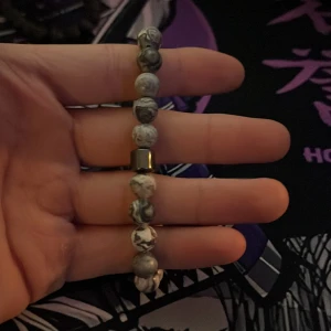 Pärlarmband - Stilrena pärlarmband, perfekt till sommaren men även till vintern. Riktigt god kvalitet och är helt nya.  1 för 50kr, 2 för 80kr, 3 för 120kr! 