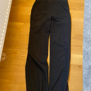 Straight svarta kostymbyxor midwaist - jättesnygga kostymbyxor som passar extremt bra. Jättebra skick och fina. Passar bäst som S men kan funka som liten M. Från JJXX.