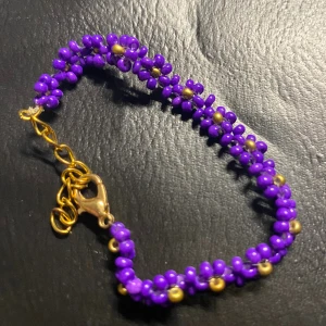 Armband - Sött armband med blommor. Priset kan diskuteras pga den innehåller mer pärlor och tar en himla tid att göra (kostar ej 1 kr)