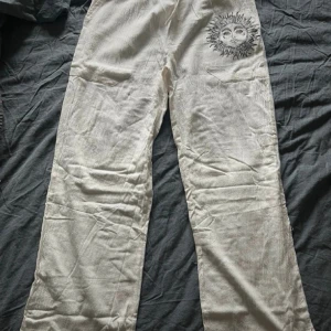 Linnebyxor - Vita linnebyxor i bra kvalite. Storlek M från okänt märke, perfekt för sommar och har fickor ❤️