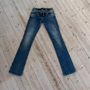 Säljer dessa så snygga och trendiga jeans från LTB då de ej kommer till användning. De är i väldigt fint skick, endast använda 2 ggr. Perfekt längd för mig som är 179 cm. 