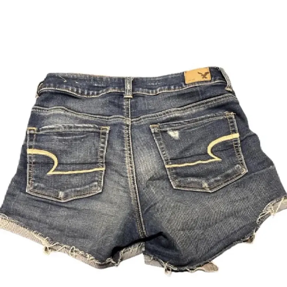 Sjukt snygga jeansshorts me detaljer som tyvärr inte längre passar. American Eagle köpta i USA. Perfekta till sommaren.. Shorts.