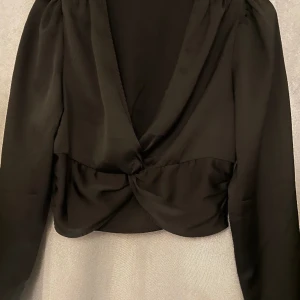 långärmad svart tröja - söt långärmad topp använd endast nån gång, hör av er vid intresse!!🥰