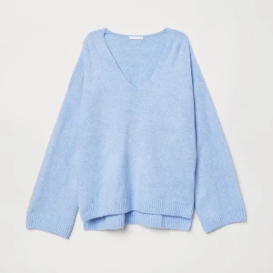 Stickad tröja  - V-ringad stickad tröja från H&M i storlek XS. Nopprig men det går ju självklart att ta bort med noppermaskin 💕