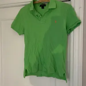 Säljer nu min feta Ralph Lauren Pike då den är för liten Storlek Junior L Skick 9/10 Pris 300kr