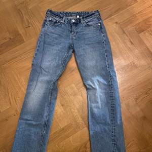 Säljer mina weekday jeans i modellen low waist straight arrow💘 säljer dem pga att dem blivit för små:( inga defekter🙏midjemått-37cm innerbenslängd-80cm 