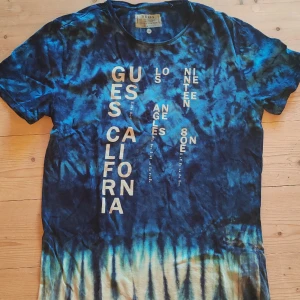 T shirt Guess  - T-shirt från Guess i tie dye, storlek small. Använd men i utmärkt skick. 