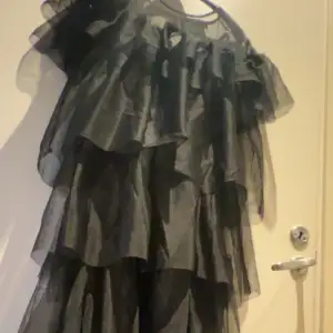säljer denna helt oanvända volang klänningen, perfekt till nyår!!❤️❤️vid snabb affär går priset att diskutera😇