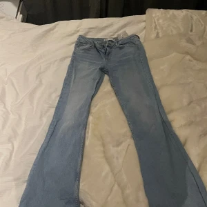 Flare jeans  - Flare jeans från zara knappt använda köpta på Plick💗
