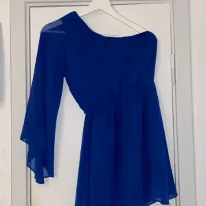 Säljer denna fina mörkblåa klänning med en sleeve i storlek S