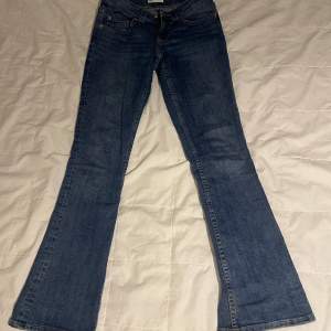 Säljer dessa jättesnygga jeans från Gina❤️ strl 34 men stretchiga så passar även mig med 36 och ibland 38. Jättefina fickor och detaljer. Skriv vid funderingar💕 köpta för 499kr