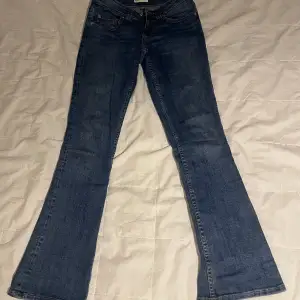 Säljer dessa jättesnygga jeans från Gina❤️ strl 34 men stretchiga så passar även mig med 36 och ibland 38. Jättefina fickor och detaljer. Skriv vid funderingar💕 köpta för 499kr