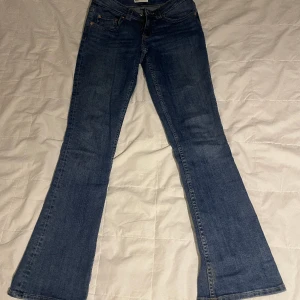 Bootcut jeans - Säljer dessa jättesnygga jeans från Gina❤️ strl 34 men stretchiga så passar även mig med 36 och ibland 38. Jättefina fickor och detaljer. Skriv vid funderingar💕 köpta för 499kr