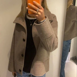 Kappa - En super snygg kappa från Kappahl köptes förra året!🌸Perfekt till våren eller hösten. Använt max 7 gånger därav inga defekter. Priset går att diskuteras vid snabb affär!🌸🍁