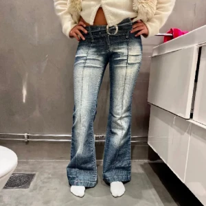 Unika jeans - Säljer dessa unika bootcut jeans. Köpta här på plick och helt oanvända, nyskick. Skriv vid eventuella frågor💗 midjemått 74, innerbenslängd 80