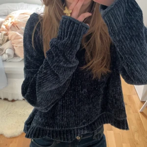 Stickad tröja  - Fin stickad marinblå tröja från Zara. Den är i bra skick. 👌Pris går att diskutera! 