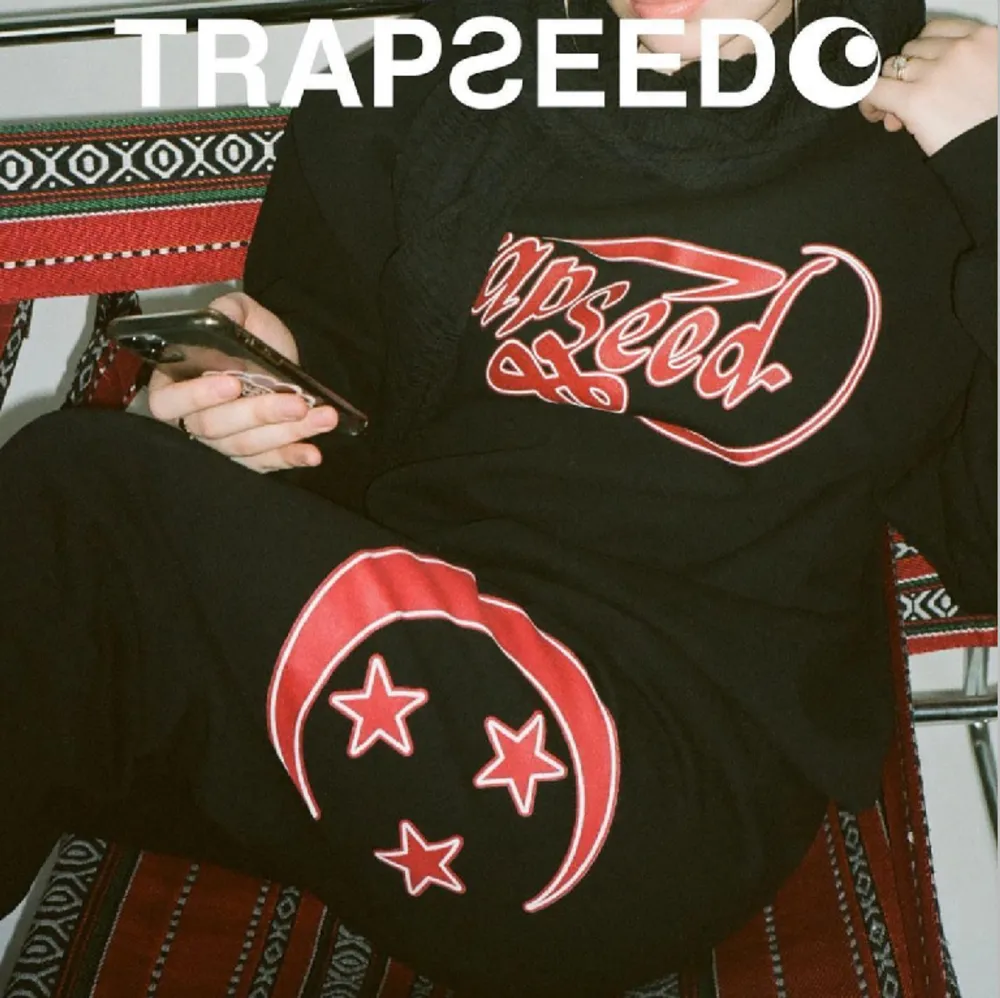 Snygga slutsålda unisex  K.O.E. SWEATPANTS - BLACK/RED byxor från märket trapseed, helt nya aldrig använda, betalt mycket tax och frakt från usa, inga bud tack 🙏💗. Jeans & Byxor.