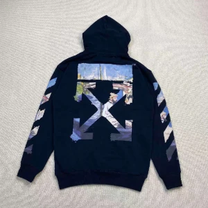 Off White Zip Hoodie -  Oanvänd Off White zip hoodie, storlek M, säljes då den är för liten. Unik design och högkvalitativa material gör den perfekt för streetwear entusiaster.