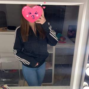 Svart adidas tröja med zip up storlek s