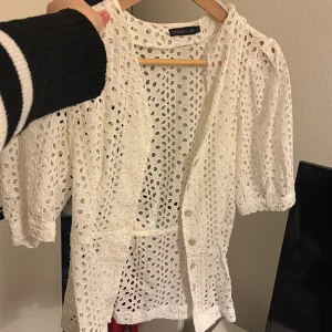 Blus - Jätte söt blus som sitter så fint på. Formar kroppen otroligt fint också