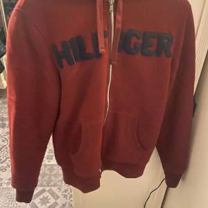 En Tommy Hilfiger hoodie perfekt nu till sena sommarkvällar, skick 9 av 10 