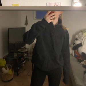 Ralph lauren tröja - Säljer min svarta trendiga Ralph lauren tröja. Skulle säga storleken är ungefär m. Säljer för 400kr. Pris kan diskuteras ifall man vill köpa fler saker. 