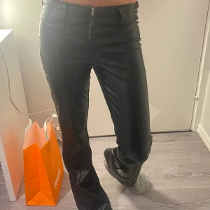 Skin byxor - Jag säljer mina populära skinnbyxor från New yorker. Köpte dom för 400kr i Danmark, priset kan diskuteras men ej under 200 kr!❤️ I jeans har jag storlek 34/36, de har bra passform och är även väldigt stretchiga så de passar även folk som har 36/38.