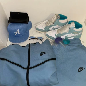 Nike tech fleece, solglasögon, keps och jordans - Skriv meddelande om ni är intresserade.
