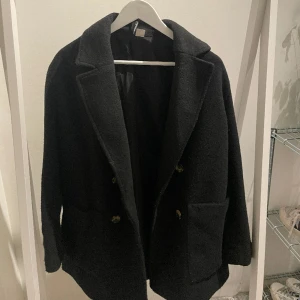 Hm kappa - Snygg svart kappa från hm. Kappan är lite noppig (som går att ta bort). Där av priset