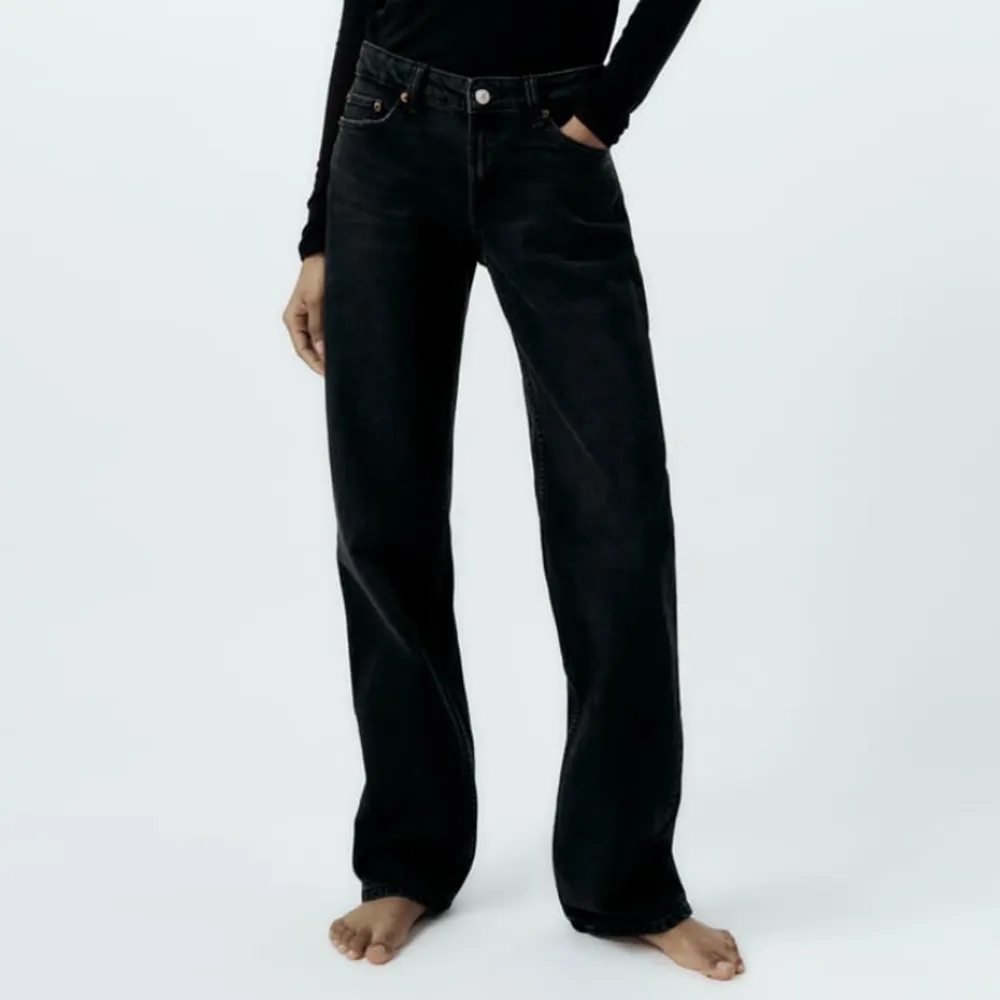 Helt nya zara Jeans säljes då jag beställde i fel storlek. Super snygga och långa i benen, perfekt längd för mig som är drygt 175cm😍❤️‍🔥❤️‍🔥 Kan mötas i Stockholm om man vill slippa betala frakt❤️. Jeans & Byxor.