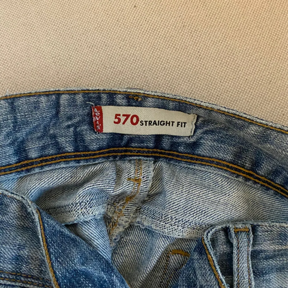 Väldigt lågmidjade jeans från Levis modell 570. Jag är 170cm. RAKA OCH LÅNGA . Jeans & Byxor.