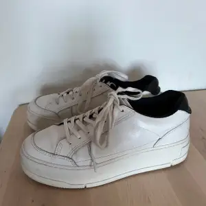 Vagabond Judy sneakers. Köpta i höstas och sparsamt använda. Små spår av användning men i övrigt i gott skick. 