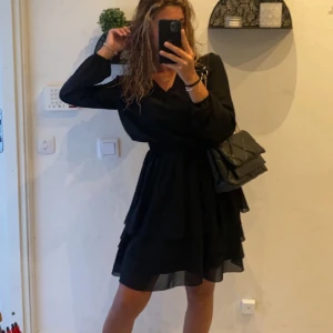 klänning  - Köpt på sisters point, fin klänning som kan kläs upp/ned. 