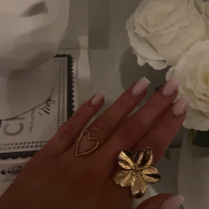 Hjärtring, guld - SKITSNYGG hjärtformad ring i guldfärg, köpt i Spanien, justerbar strl!! 