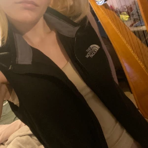 The North face tygväst  - En väldigt snygg väst som nog mera passar till sommaren. Jag köpte den i usa för 2 år sedan och även om det står strl L så tycker jag den sitter bra på mig som är strl s skulle nog passa xs-m🩷 skriv gärna vid funderingar(: nypris ca 600 