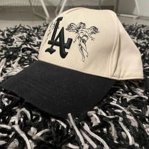 Snapback keps - Tjena, säljer denna oanvända keps. Köpt från en sida som heter sworn2us. Kostar 55$ ny. Hör gärna av er vid intresse!