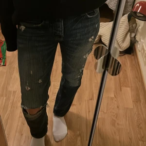 low waist jeans - Säljer ett par jätte snygga american eagel straight jeans med revor!!💘💘skriv för fler frågor