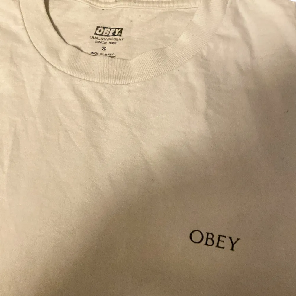 Fet OBEY T-shirt med coolt tryck på ryggen Liten Obey logga på framsidan 👌 Fint skick, köpt i newyork 🗽. T-shirts.