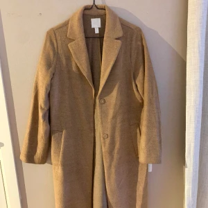 Tunn enkelknäppt kappa - Väldigt fin och tunn kappa, perfekt nu till våren! 💖⭐️