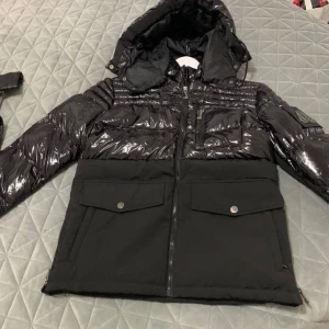 Moose Knuckles jacka - Säljer min jacka eftersom har köpt en ny, jackan är bra skick och knappast använd.( Storlek M )  Träffas i Örebro eller skickas, priset kan diskuteras   Kom privat för fler bilder o information 