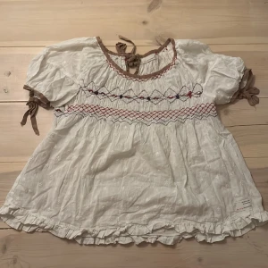 Odd Molly blus - En söt och sommar blus från odd Molly i storlek 2 men passform S, skriv om du vill ha fler bilder eller frågor om blusen💗
