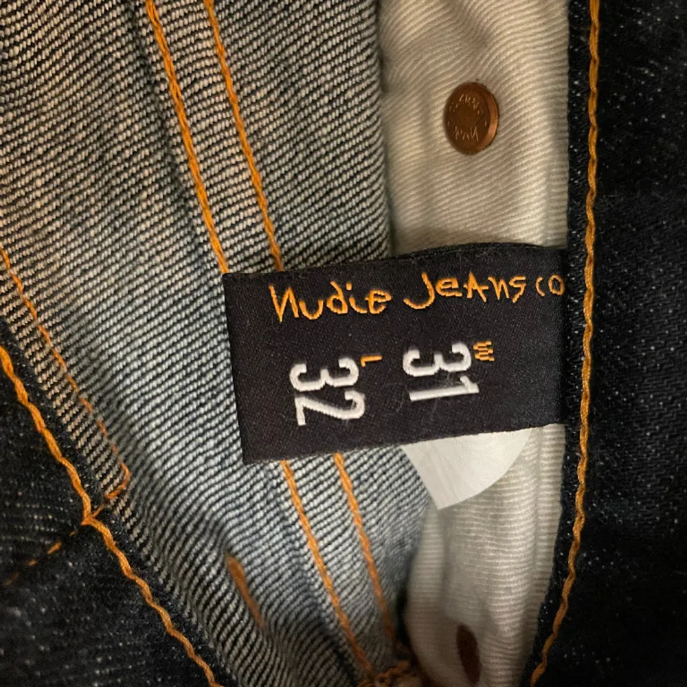 Säljer nu dessa väldigt trendiga nudie jeans som är nya utan prislapp. Modellen heter grimtrim och är i storlek 31/32! Hör gärna av dig vid frågor eller funderingar 😃. Jeans & Byxor.