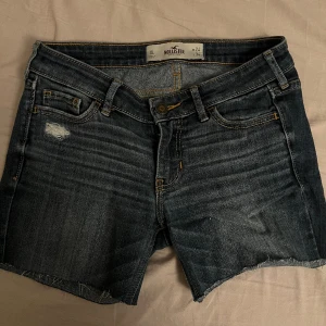 Shorts  - Så snygga shorts som jag klippt själv, köpt på secondhand men är urpsrungligen från hollister🥰🥰 de är även väldigt lågmidjade!!!