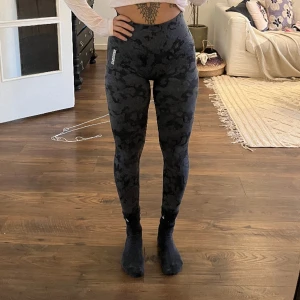 Gymshark leggings  - Tights från gymshark, storlek xs i nyskick. Skulle säga att dom även funkar till en liten small. Scrunch i bak. Kommer inte till användning så därför säljer jag dom till någon som uppskattar dom mer än mig. 